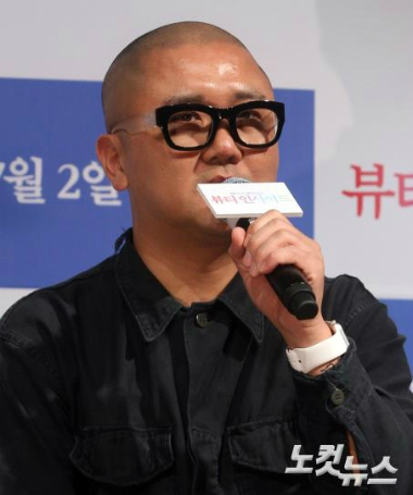 백감독이4일오전서울압구정CGV에서열린영화'뷰티인사이드'제작보고회에참석해작품소개를하고있다.(사진=황진환기자)