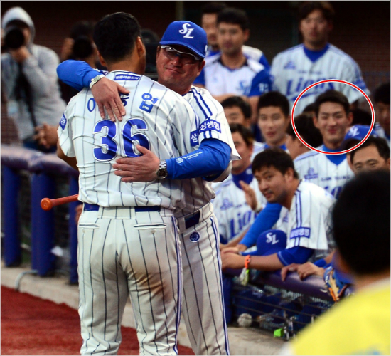 '저도안아드리고싶네요'3일류중일삼성감독이대기록을세운이승엽을안아주는장면을흐뭇하게바라보고있는구자욱(빨간원)의모습.(자료사진=삼성)