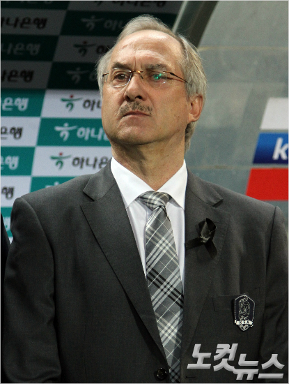 한국축구는지난아시안컵우승으로국제축구연맹(FIFA)이산정하는남자축구세계랭킹에서순위를대거끌어올린이후꾸준한하락세속에50위권순위를지키고있다.황진환기자