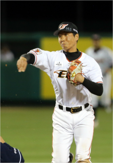 넥센전에서결정적인실책을범한권용관.(자료사진=한화이글스)