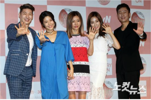 4일오후서울신사동청담CGV에서열린tvN'렛미인5‘제작발표회에참석한출연진이포토타임을갖고있다.왼쪽부터가수손호영,배우이윤지,황신혜,방송인최희,정신과양재진원장.사진=황진환기자