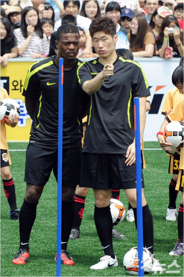 박지성은2014~2015유럽축구연맹(UEFA)챔피언스리그결승전을앞두고유벤투스(이탈리아)에서활약하는'절친'파르티스에브라와카를로스테베스의맹활약과함께승리를기원했다.윤창원기자