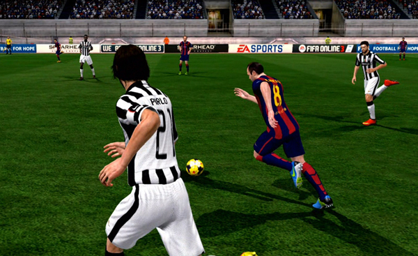 바르셀로나와 유벤투스의 챔피언스 결승 시뮬레이션 중 이니에스타와 피를로의 드리블 경합 장면.