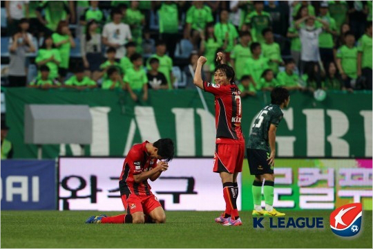 FC서울공격수박주영(왼쪽)은리그선두를달리는전북과원정경기에서2-1승리의발판이되는선제골을터뜨리며리그3호골을기록했다.(자료사진=한국프로축구연맹)
