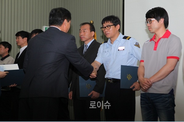 ▲해양경비안전정비창기관과주기팀(몰운대분임조)가최우수상을수상하고있다.