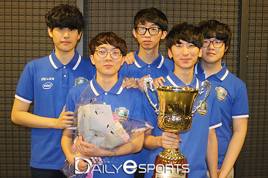 리그 오브 레전드 대학생 배틀 스프링 시즌 우승을 차지한 CTU '뉴메타'의 김시우, 전지호, 이동현, 김재휘, 문건영(왼쪽부터).