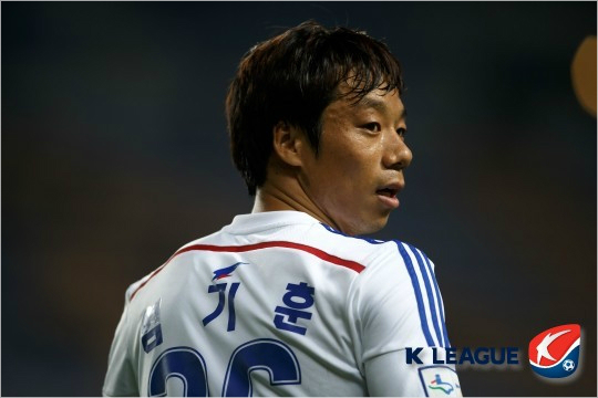 염기훈은오랜만에돌아온축구대표팀에서나이어린후배들과주전경쟁을하기보다적은출전시간에도대표팀에분명한힘이되는역할에집중하겠다고성숙한소감을밝혔다.(자료사진=한국프로축구연맹)