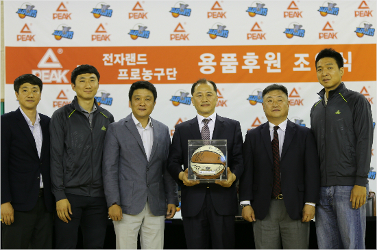 전자랜드김성헌사무국장,가드정영삼,유도훈감독이피크스포츠조홍연대표(왼쪽부터)등과조인식을가진뒤포즈를취하고있다.오른쪽사진은포워드이현호.(자료사진=전자랜드)