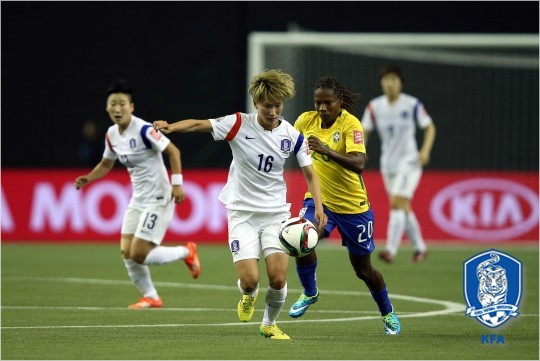 브라질여자축구대표팀의베테랑미드필더포르미가는나이를잊은듯한움직임으로한국과2015캐나다여자월드컵조별예선1차전2-0승리를이끌었다.(자료사진=대한축구협회)