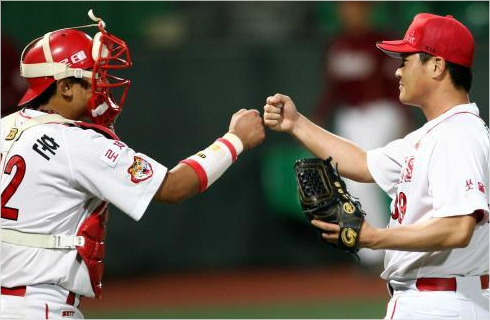 김상훈(왼쪽)과유동훈.(자료사진=KIA타이거즈)