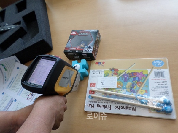 ▲‘XRF형광분석기’로중금속유무어린이용품을검사하고있다.(사진제공=부산세관)