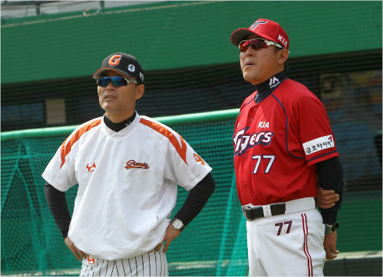 '그마음알것같아요'지난10일각각케이티,넥센과홈경기에서대역전패의아픔을맛본롯데이종운(왼쪽),KIA김기태감독.(자료사진=KIA타이거즈)