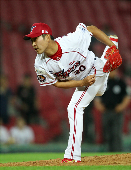 '현종아,지못미'KIA마무리윤석민은10일넥센전에서는블론세이브와패배를동시에기록하는아픔을맛봤다.(자료사진=KIA)