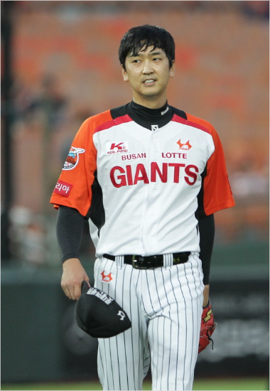 '또시련이오는건가'10일케이티와홈경기에서9회4실점하며대역전패의빌미를제공한롯데마무리심수창.(자료사진=롯데자이언츠)