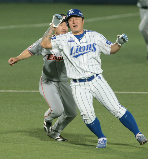 '이상하게안풀리네'삼성최형우(오른쪽)가10일한화와홈경기에서4회1사2루에서박석민의땅볼때런다운에걸려아웃되는모습.(대구=삼성라이온즈)