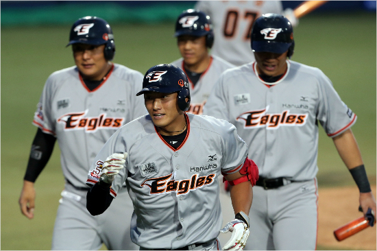 '한꺼번에4명이나'한화신성현(앞)이10일삼성전에서4회역전만루홈런을때려낸뒤김태균,정근우,최진행(뒤왼쪽부터)등함께홈을밟은주자들과우루루더그아웃으로들어오는모습.(대구=한화이글스)