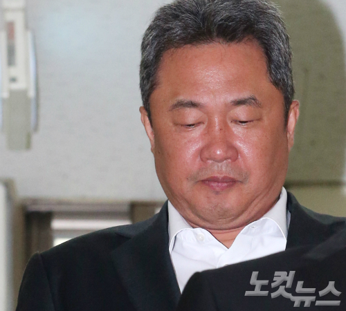 사설스포츠도박및승부조작의혹을받고있는남자프로농구전창진안양KGC감독이11일오후서울중부경찰서에서항의방문을마친후굳은표정으로나서고있다.(사진=윤성호기자)