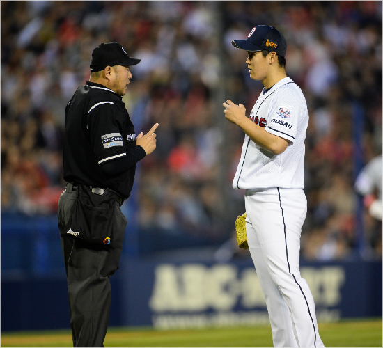 '이럴때도있었는데...'두산진야곱(오른쪽)이지난달7일LG와홈경기에서심판으로부터투구폼에대한지적을받는모습.(자료사진=두산)