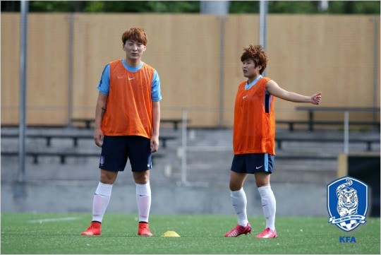 지난브라질과조별예선1차전에서지소연(오른쪽)이홀로버틴'윤덕여호'에게는발목상태가좋지않은박은선(왼쪽)의복귀가필요하다.(자료사진=대한축구협회)