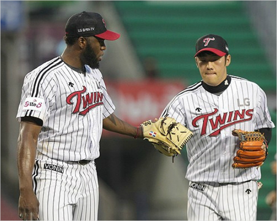 '조금만더버티자'LG선발헨리소사(왼쪽)가11일두산과홈경기에서멋진수비를펼친3루수양석환을격려하는모습.(잠실=LG트윈스)