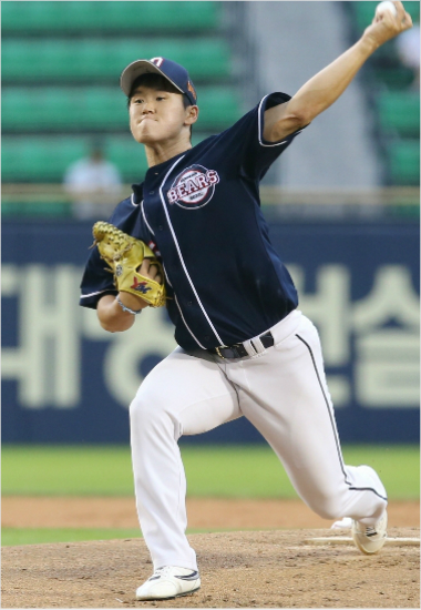 두산진야곱이11일LG와경기에서변화구를구사하고있는모습.(잠실=두산베어스)