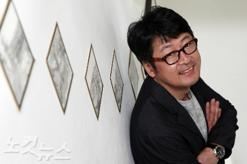 영화'극비수사'의주연배우김윤석이12일오후서울삼청동한카페에서CBS노컷뉴스와의인터뷰전포즈를취하고있다.(사진=황진환기자)