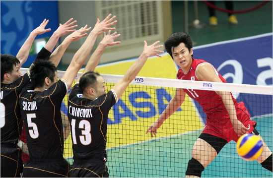 서재덕이일본블로킹벽을뚫고스파이크를때리고있다.(자료사진=FIVB)