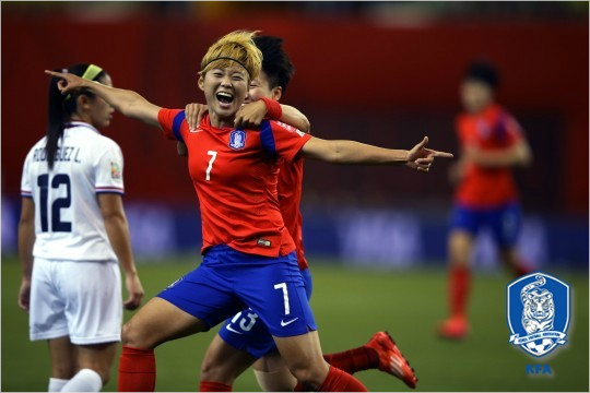 전가을은오른쪽측면의김혜리와강유미가만든기막힌크로스를상대골키퍼마저꼼짝못하게만드는헤딩슛으로마무리하며이번대회출정식에서흘렸던눈물을말끔히씻었다.(자료사진=대한축구협회)