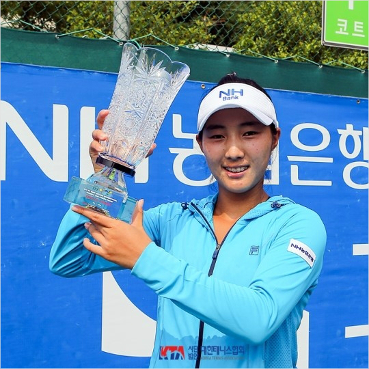 이소라가14일국제테니스연맹(ITF)NH농협은행고양국제여자챌린저단식결승에서정상에오른뒤우승컵을들어보이고있다.(고양=대한테니스협회)