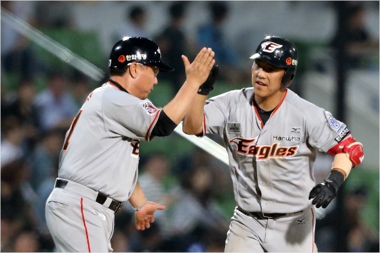 '우리근우파이팅'정근우(오른쪽)가지난10일삼성전에서승부에쐐기를박는홈런을터뜨린뒤코치와하이파이브를하는모습.(자료사진=한화)