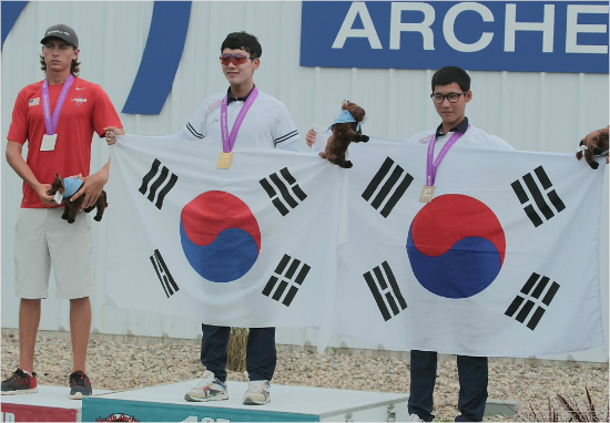 남자주니어개인전우승자민병연(가운데)과3위이우석(오른쪽).(자료사진=세계양궁연맹)