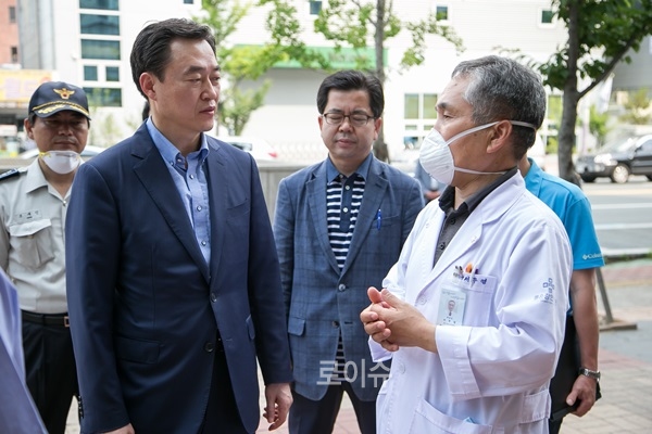 ▲권기선부산경찰청장이서우영좋은강안병원장과메르스현황등대화를나누고있다.(사진제공=부산경찰청)