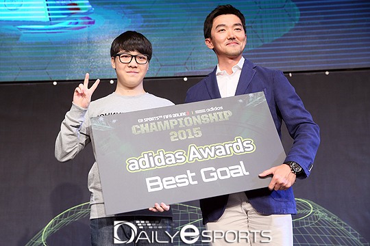 지난 시즌 최고골상을 수상한 고건영(왼쪽)이 탑12 잔류에 성공했다.