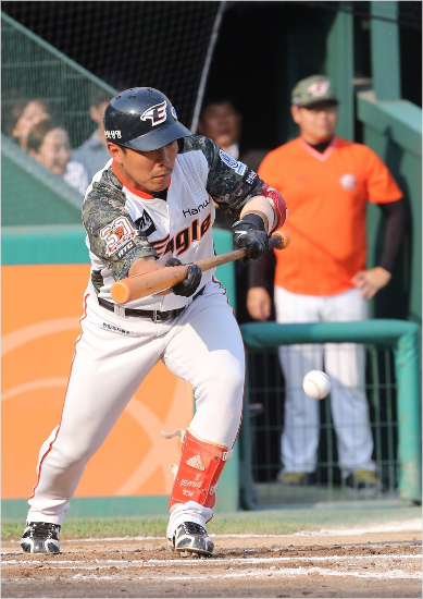 '번트의정석'한화정근우가희생번트를시도하는모습.(자료사진=한화)