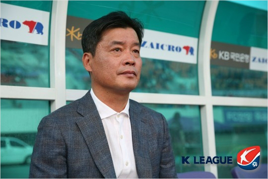 K리그챌린지FC안양은2013년창단부터지휘봉을잡았던이우형감독을성적부진을이유로경질했다.남은시즌은이영민수석코치가감독대행을맡아이끈다.(자료사진=한국프로축구연맹)