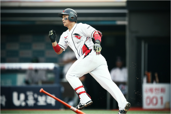 댄블랙가세후5개의홈런을때린박경수.(자료사진=케이티위즈)