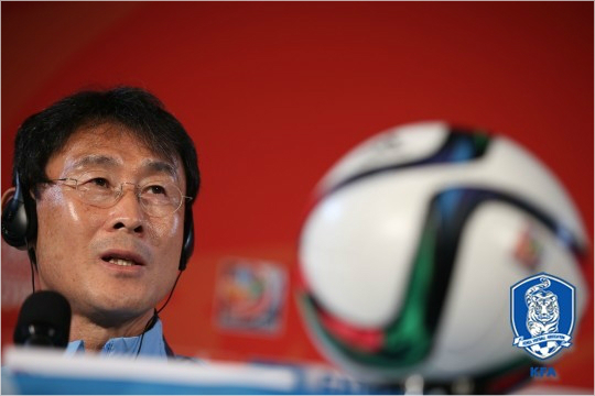 현역시절1990이탈리아대회에서스페인과조별예선에서월드컵에첫출전해쓰라린패배의아픔을맛봤던윤덕여여자축구대표팀감독은25년뒤자신의제자들과함께짜릿한복수와함께사상첫16강진출의새역사를썼다.(자료사진=대한축구협회)