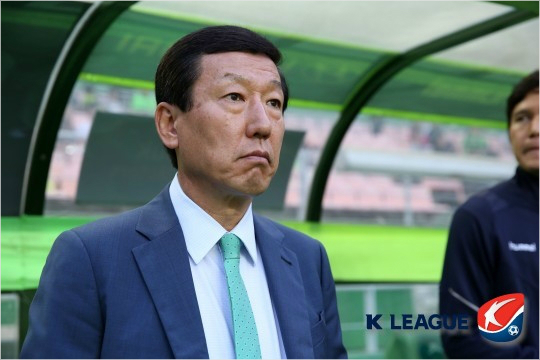 지난시즌K리그챔피언에오른전북현대는2015아시아축구연맹(AFC)챔피언스리그8강에서'J리그챔피언'감바오사카와격돌한다.조별예선에서1무1패로열세를기록한가시와레이솔,중국최강의전력을자랑하는광저우에버그란데를피했다.(자료사진=한국프로축구연맹)