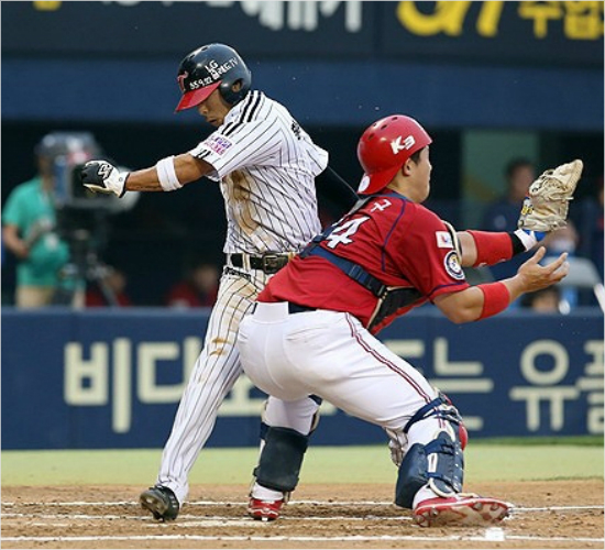 '이것이소림야구?'LG황목치승(왼쪽)이17일KIA와홈경기에서3회송구를받으려는상대포수이홍구를피해오른발로홈플레이트를밟고있는모습.(자료사진=LG트윈스)