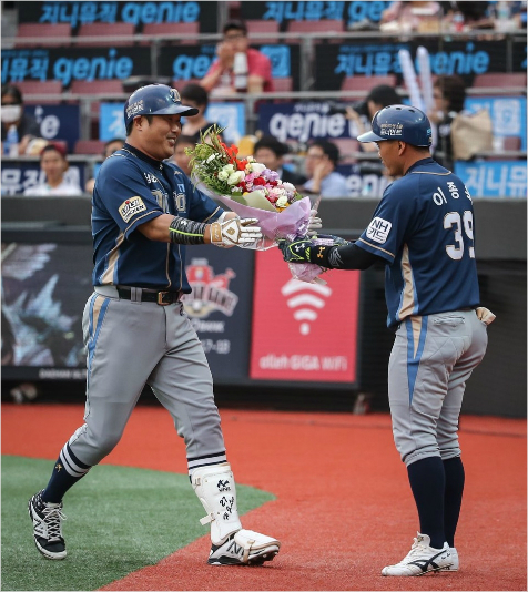 "형어떻게하면그렇게오래뛸수있어요?"이호준이300홈런달성후이종욱의축하를받고있다.(자료사진=NC다이노스)