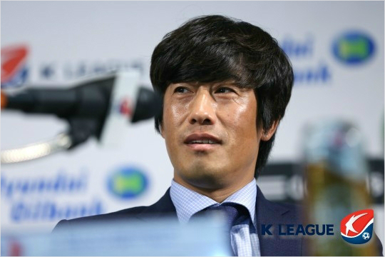 서정원감독은올시즌K리그클래식에서득점과도움부문모두상위에올라있는염기훈을전북과1,2위맞대결의필승카드로꼽았다.(자료사진=한국프로축구연맹)