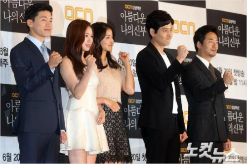 15일오후서울부암동AW컨벤션홀에서열린OCN감성액션‘아름다운나의신부’제작발표회에참석한출연배우들이포토타임을갖고있다.왼쪽부터김무열,고성희,이시영,박해준,류승수.사진=황진환기자