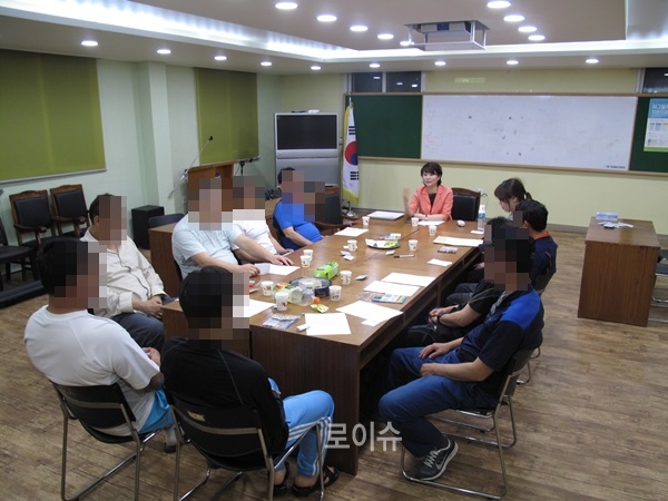 ▲한국법무공단부산지부숙식대상자를대상으로심리치유집단상담을하고있다.(사진제공=한국법무보호복지공단부산지부)