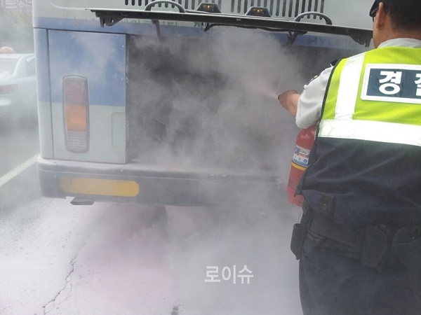 ▲청학파출소경관찰이소화기로화재를진화하고있다.