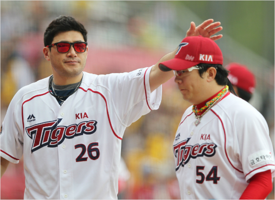 '메이저리그가도되겠다'KIA선발양현종(54번)이21일케이티와홈경기에서역투를펼치고더그아웃으로내려오자메이저리그출신선배서재응이격려하고있다.(광주=KIA)