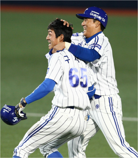 '삼성판배트맨과로빈?'삼성구자욱(65번)은'리틀이승엽'이라는별명이말해주듯팀간판이승엽의뒤를이을차세대스타로꼽힌다.사진은지난4월9일롯데전에서끝내기안타를때린뒤이승엽과격하게기뻐하는모습.(자료사진=삼성)