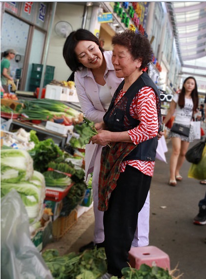 ▲지역구재래시장을찾아메르스로힘든상인을위로하고있는박영선의원.(사진=박영선의원공식사이트)