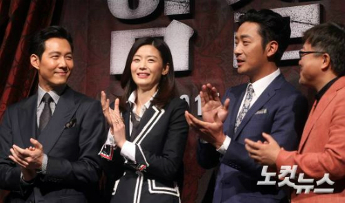 왼쪽부터배우이정재,전지현,하정우,최동훈감독이지난22일서울압구정CGV에서열린영화'암살'제작보고회에참석해포토타임을갖고있다.(사진=황진환기자)