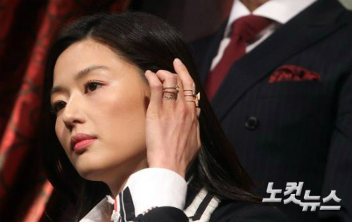 배우전지현이지난22일서울압구정CGV에서열린영화'암살'제작보고회에참석해머리를넘기고있다.(사진=황진환기자)