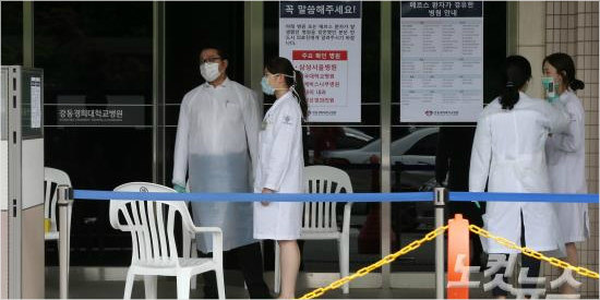 병원내투석실을이용한중동호흡기증후군(메르스)확진환자가발견되면서병원전면폐쇄에들어간서울강동구상일동경희대학교병원에서지난22일오후의료진이출입객들을대상으로발열검사를하고있다.박종민기자/자료사진